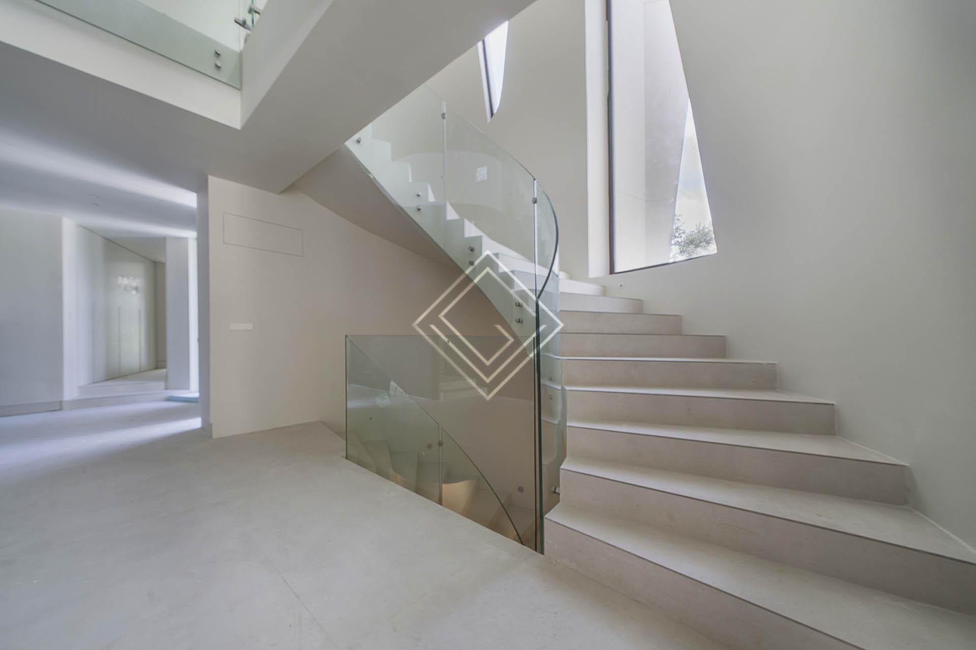 Casa totalmente reformada con diseño vanguardista en parcela de 2800 metros - Imagen