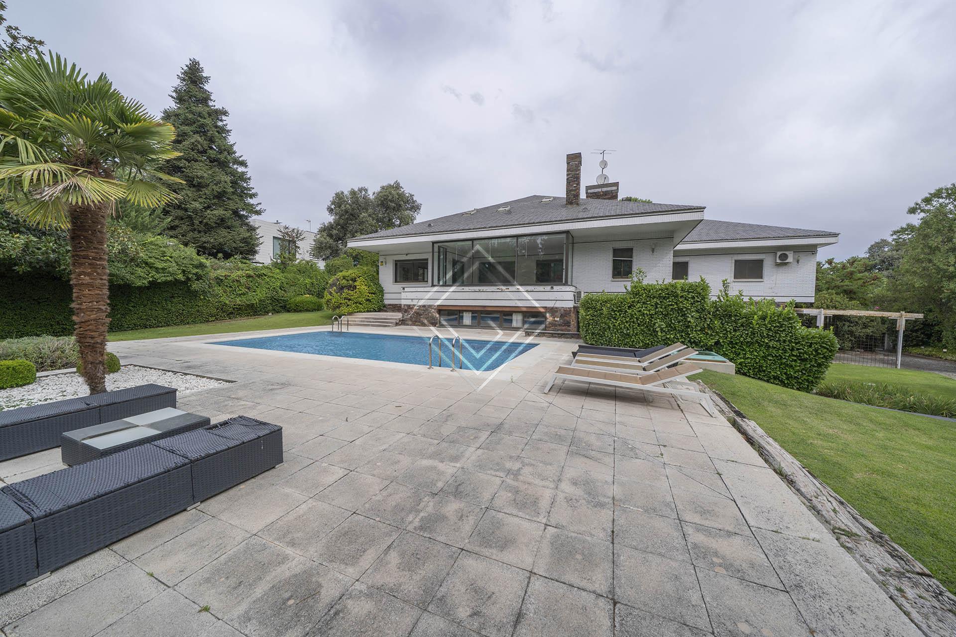 Casa independiente con gran potencial, amplio jardín y piscina en La Moraleja - Imagen