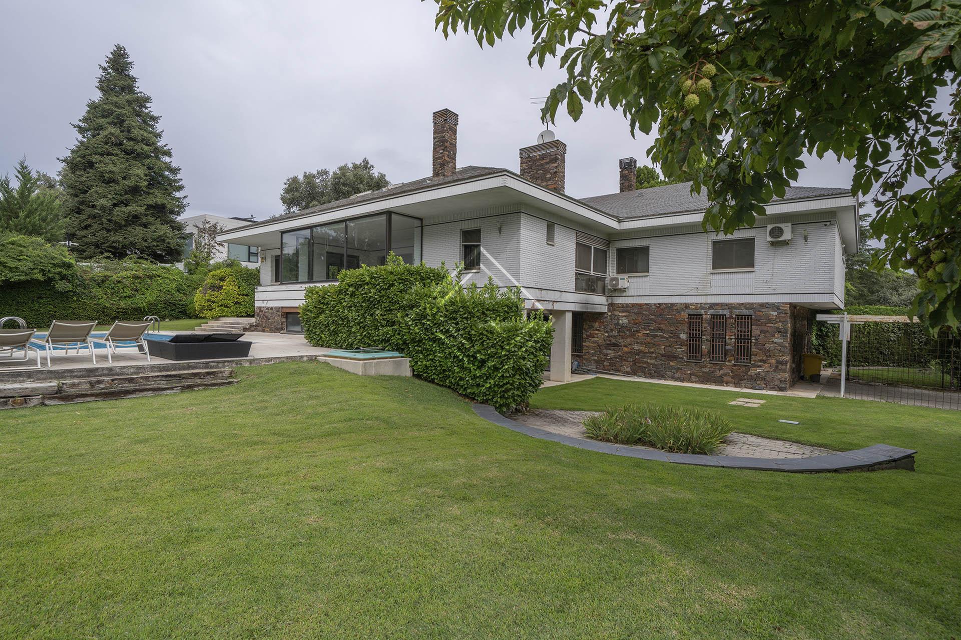 Casa independiente con gran potencial, amplio jardín y piscina en La Moraleja - Imagen