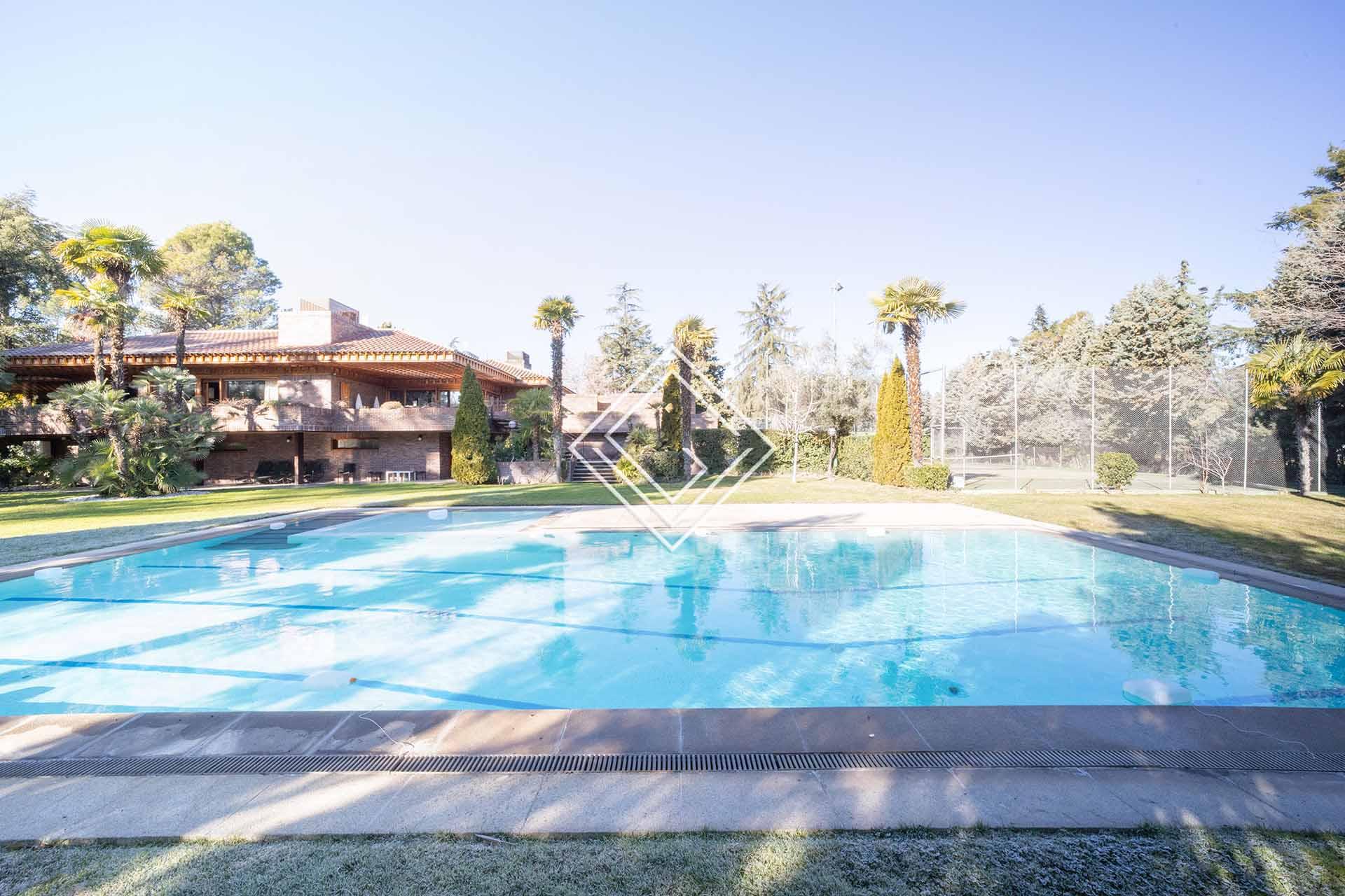 Fabulosa vivienda con espectacular jardín en La Florida - Imagen