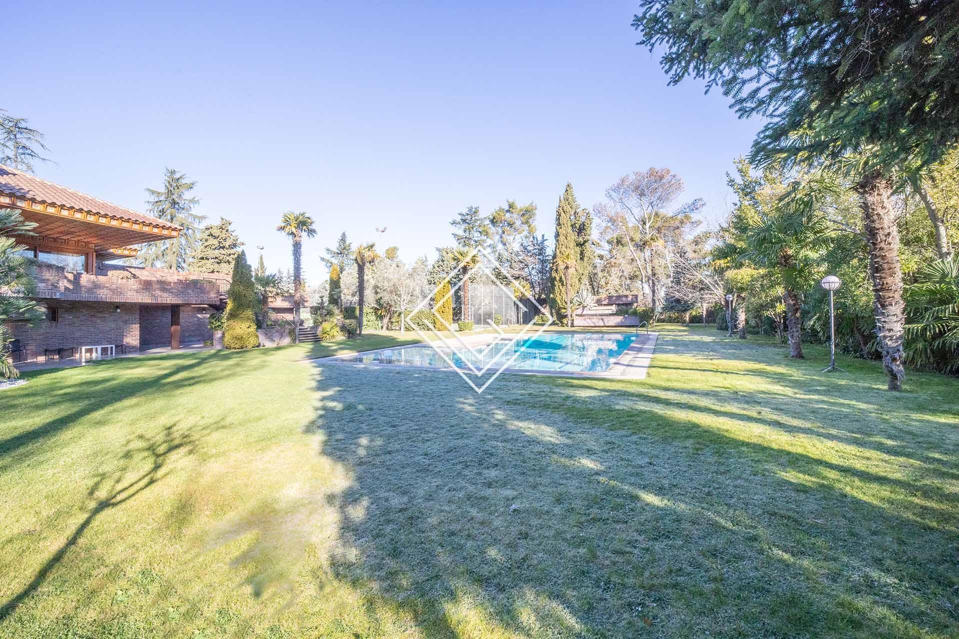 Fabulosa vivienda con espectacular jardín en La Florida - Imagen