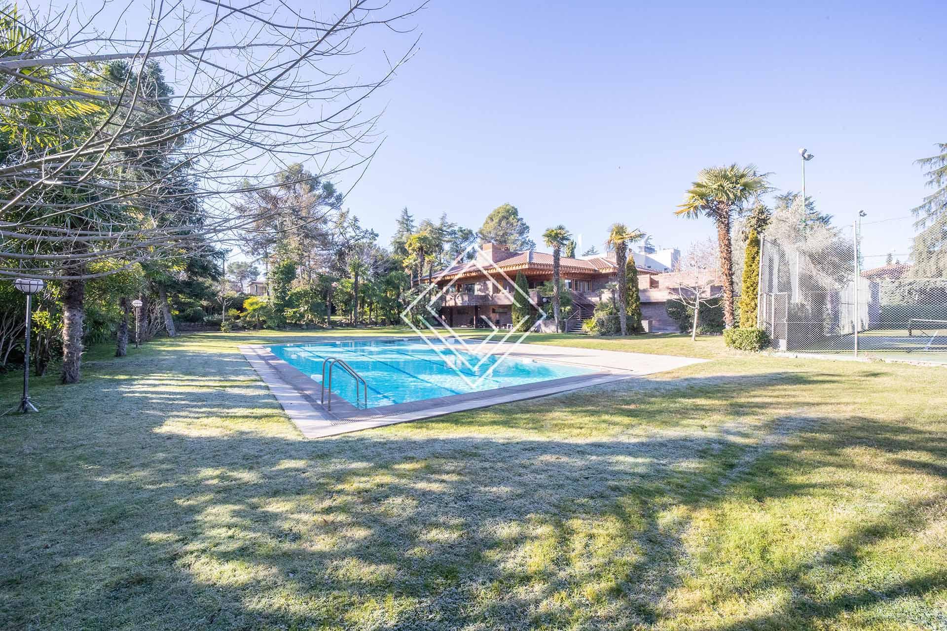 Fabulosa vivienda con espectacular jardín en La Florida - Imagen