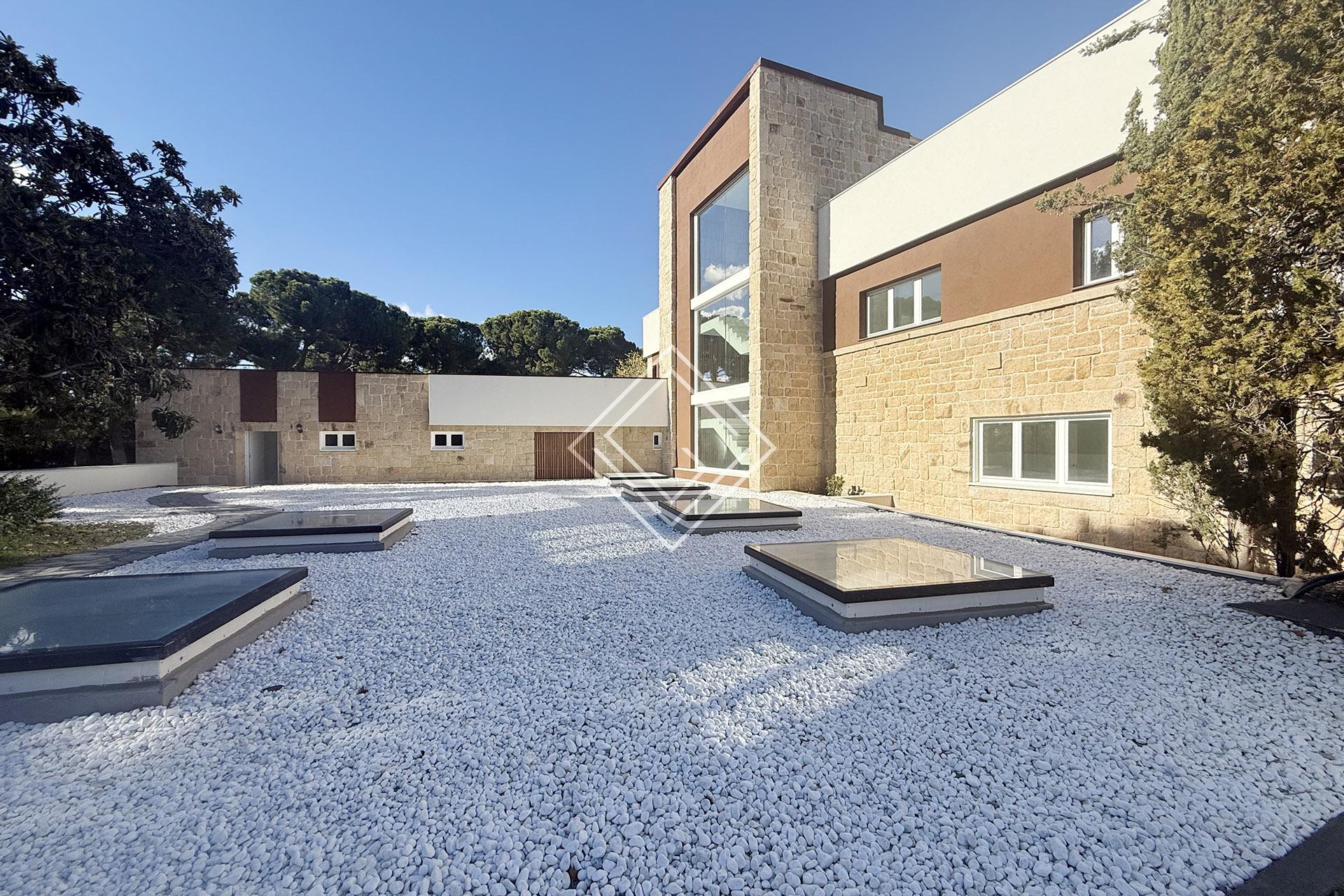 Impresionante casa de enormes dimensiones recién reformada en parcela de 15.000 metros en el corazón de La Moraleja - Imagen