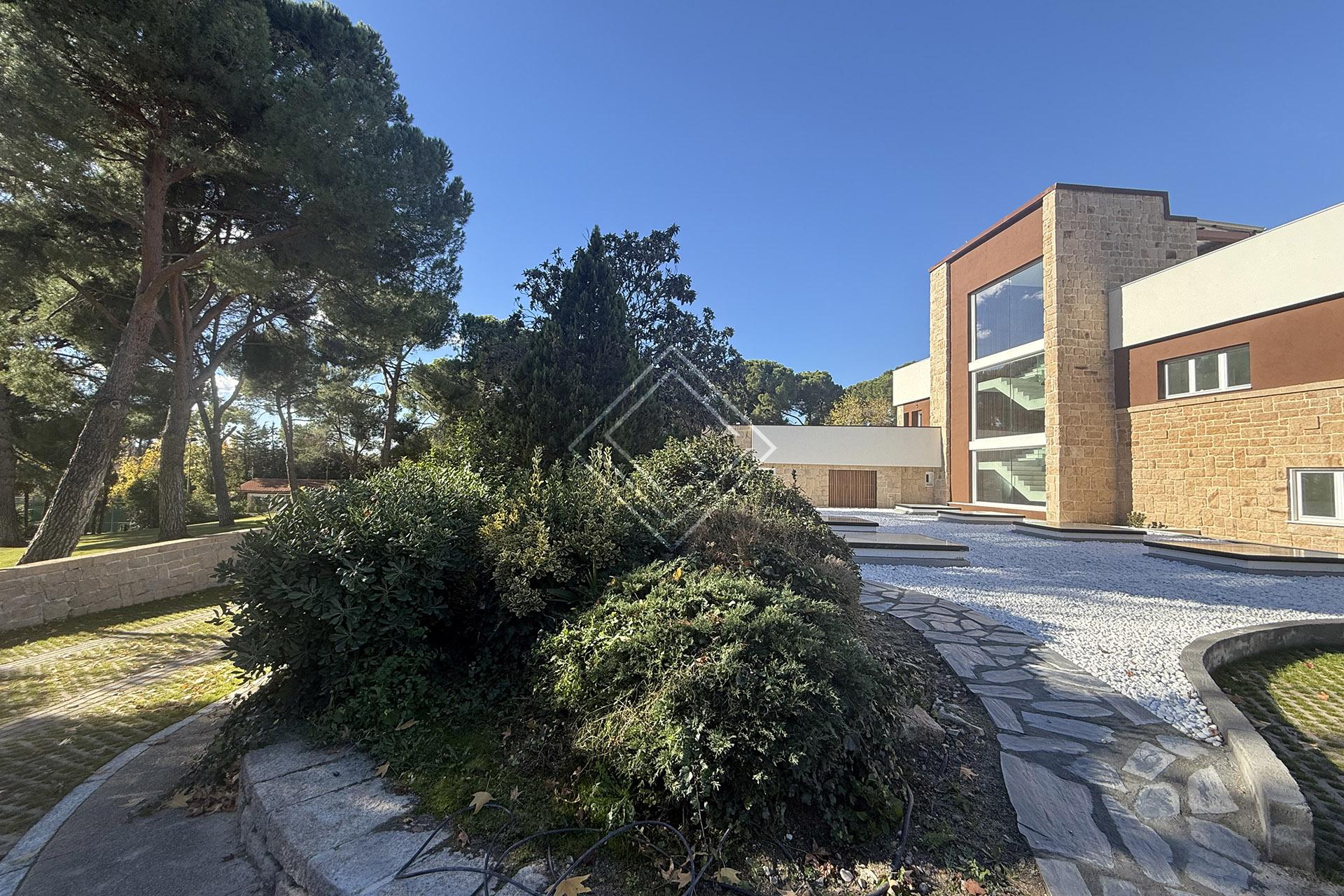 Impresionante casa de enormes dimensiones recién reformada en parcela de 15.000 metros en el corazón de La Moraleja - Imagen