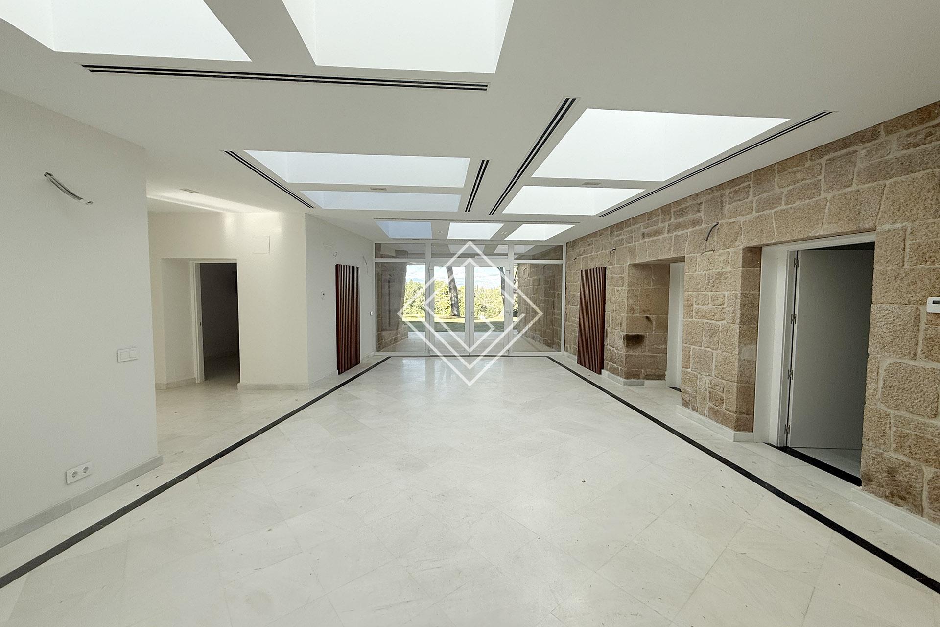 Impresionante casa de enormes dimensiones recién reformada en parcela de 15.000 metros en el corazón de La Moraleja - Imagen