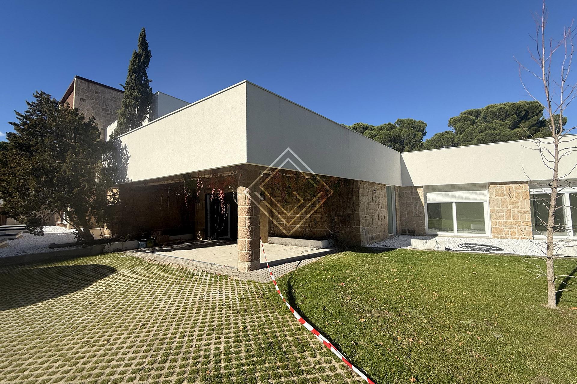 Impresionante casa de enormes dimensiones recién reformada en parcela de 15.000 metros en el corazón de La Moraleja - Imagen
