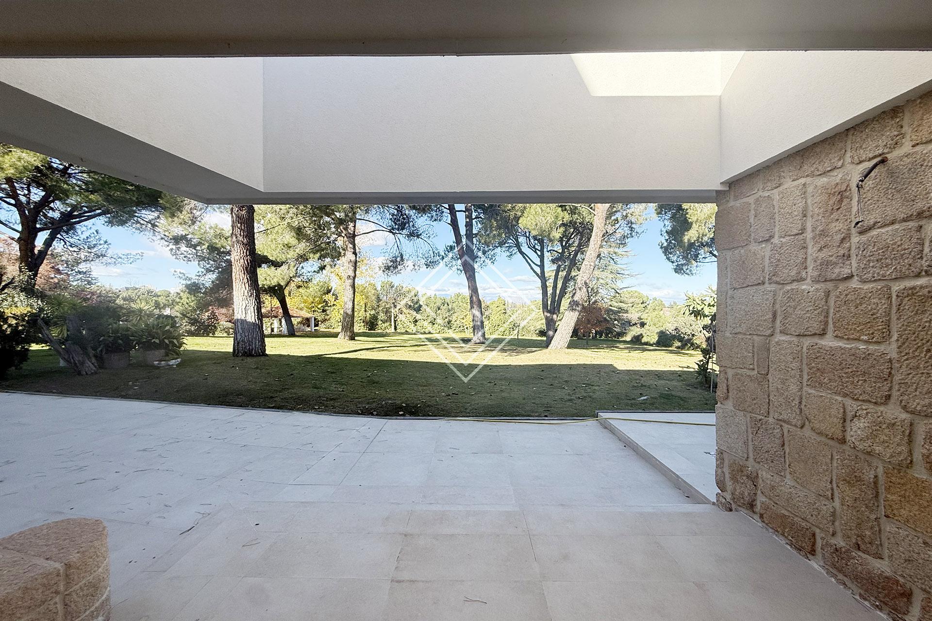 Impresionante casa de enormes dimensiones recién reformada en parcela de 15.000 metros en el corazón de La Moraleja - Imagen