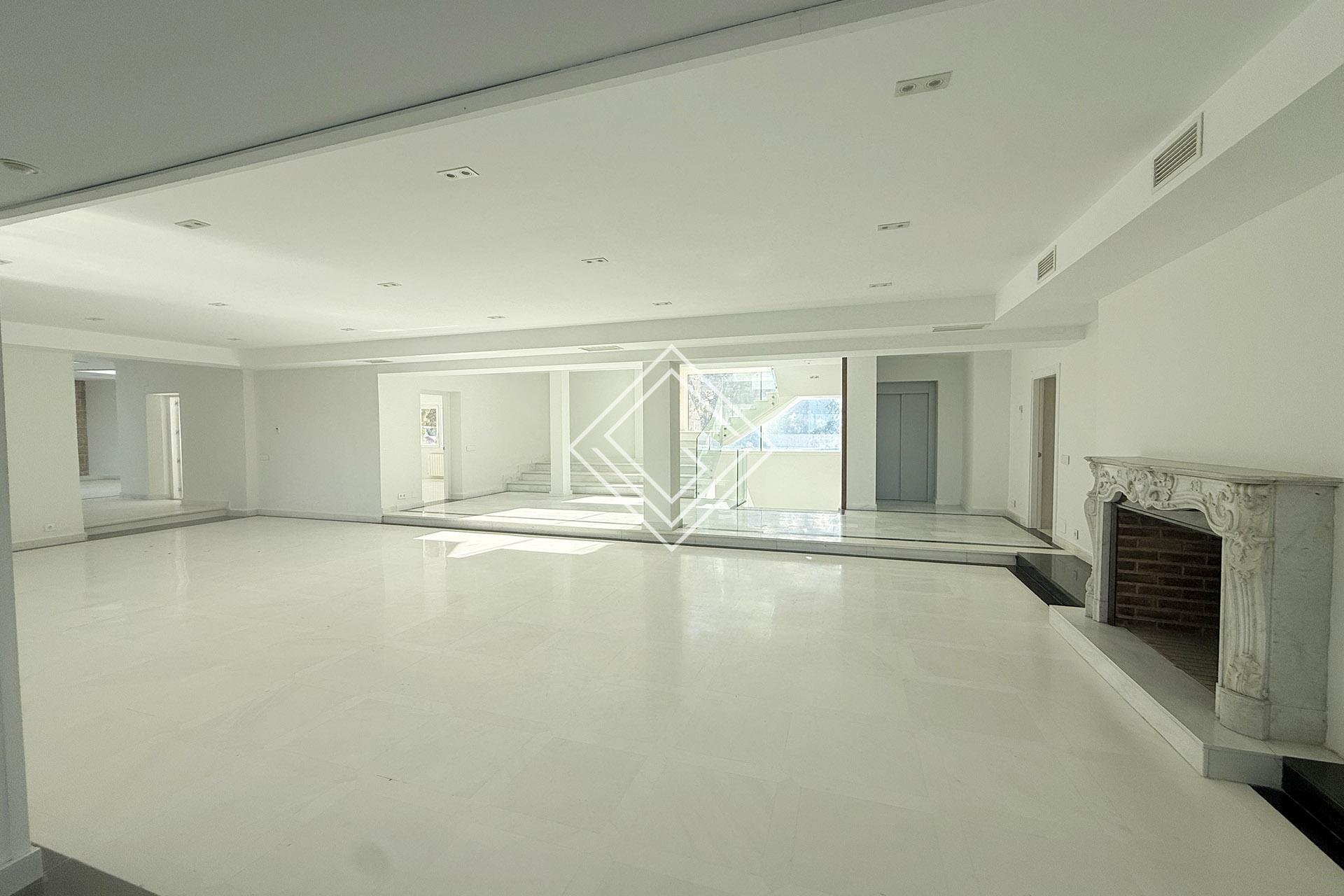 Impresionante casa de enormes dimensiones recién reformada en parcela de 15.000 metros en el corazón de La Moraleja - Imagen