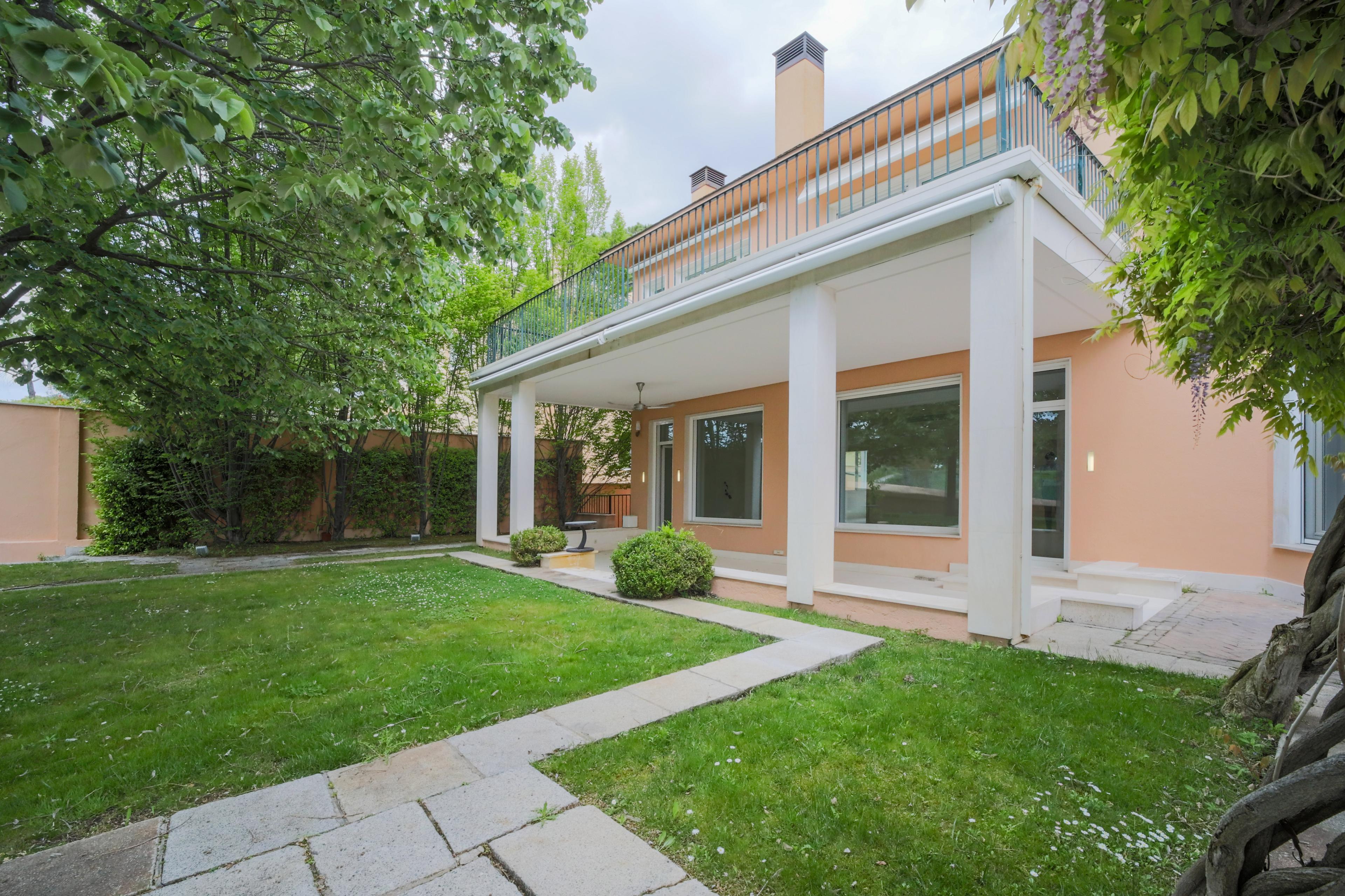 Fabulosa casa en alquiler en la Colonia Puerta de Hierro - Imagen